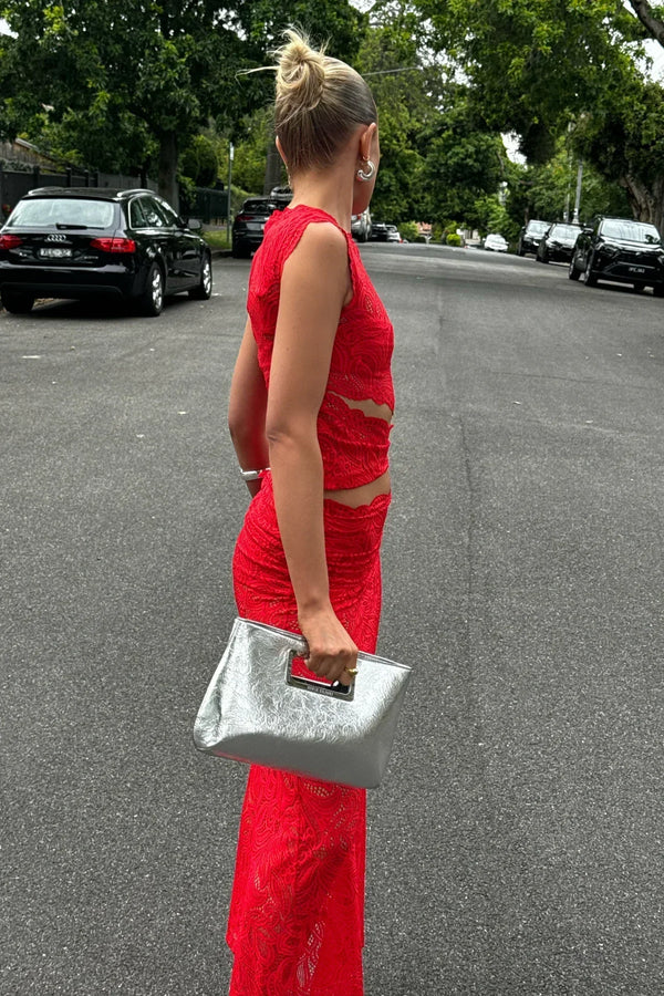 Ensemble de vêtements élégants pour femmes - top court en dentelle et jupe rouge pour soirées spéciales