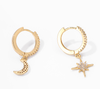 Boucles d'oreilles créoles femme en duo avec charms étoile et lune - design élégant en plaqué or et argent pour le quotidien