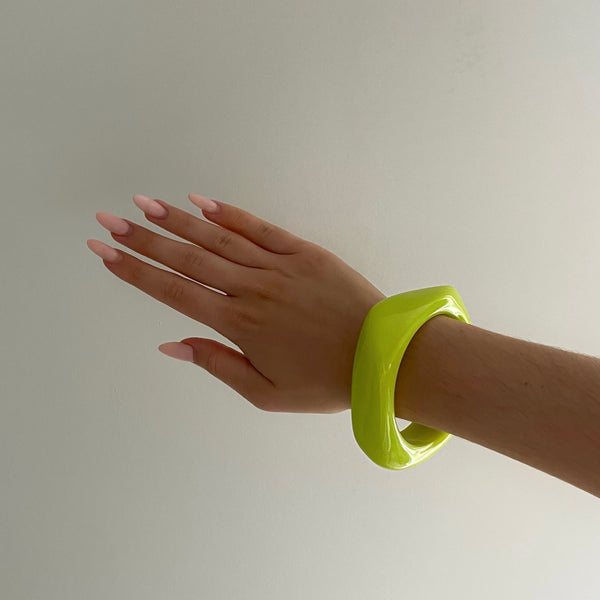 Bracelet léger vert menthe pour femmes - accessoire contemporain pour toutes occasions