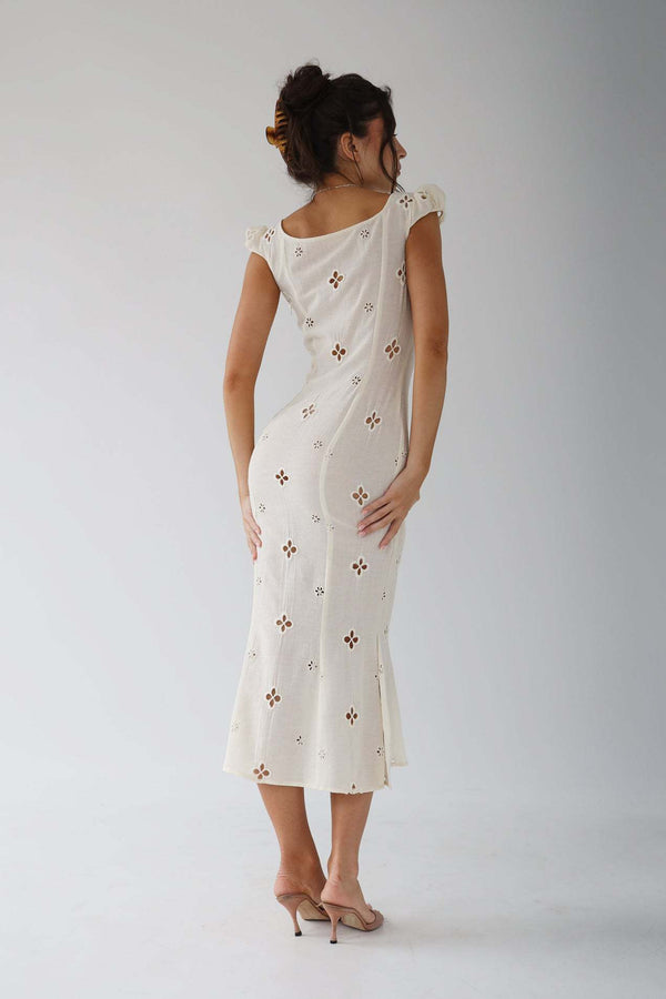 Robe midi féminine à fleurs brodées blanche - style chic pour le jour et le soir