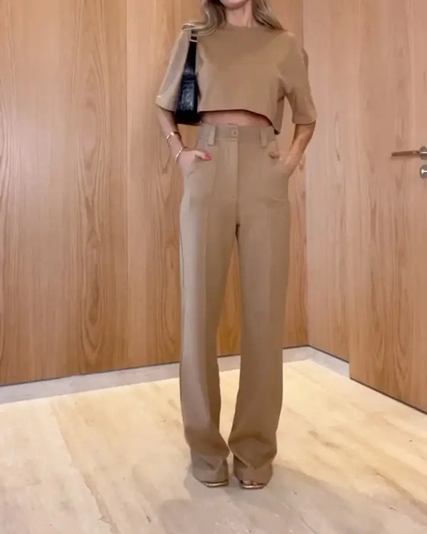 Ensemble femme : top court ajusté et pantalon évasé - combinaison chic pour un style décontracté