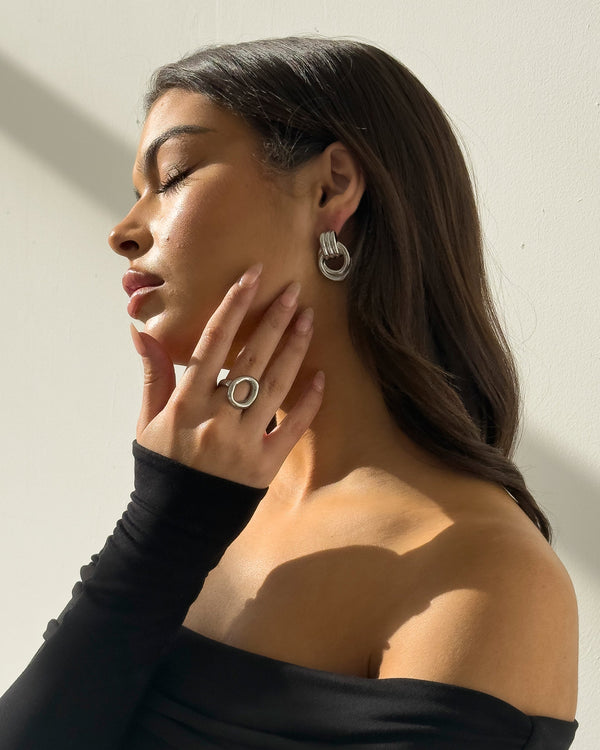 Bague en argent pour femme avec design ajouré - un accessoire chic pour une élégance au quotidien