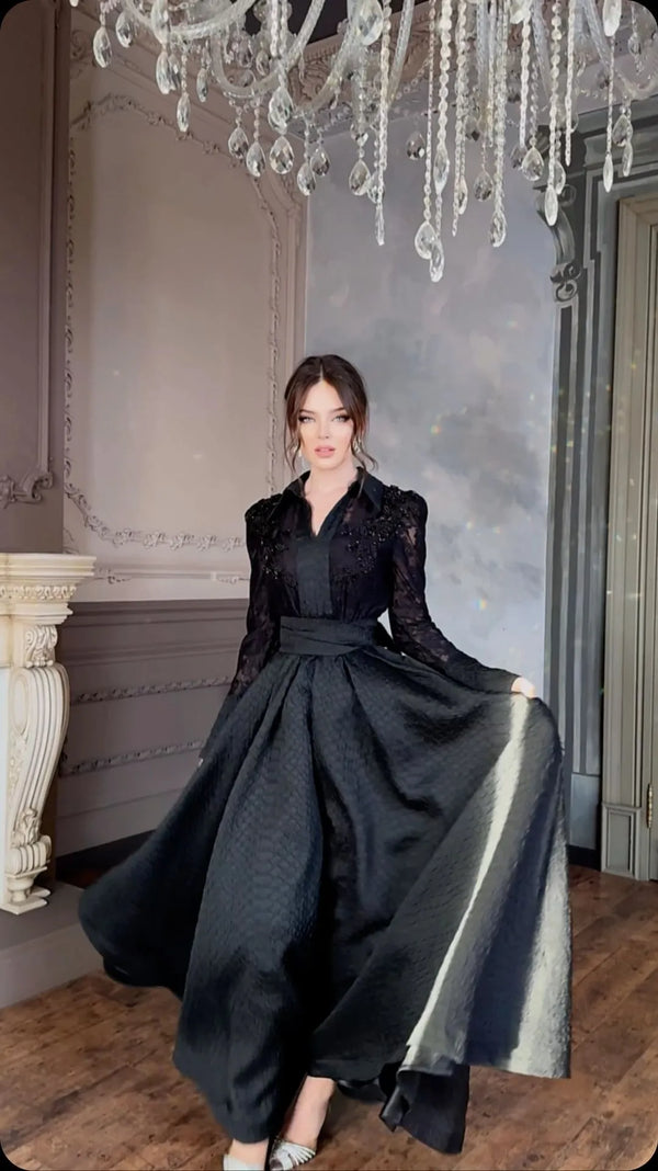 Robe noire en jacquard - design floral élégant avec taille ceinturée