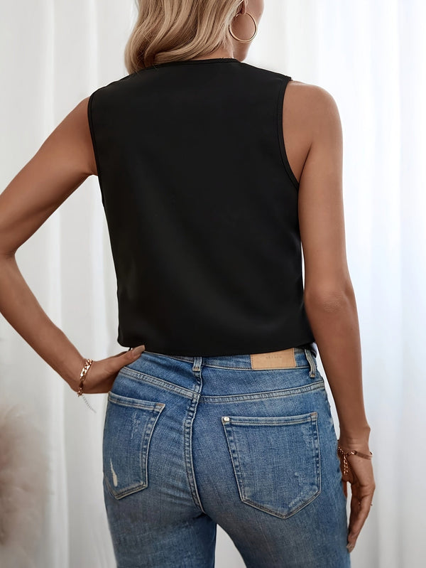 Blouse sans manches noire et blanche avec détail de boutons élégant