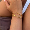 Bracelet jonc en or pour femmes - accessoire chic au style ouvert pour les soirées