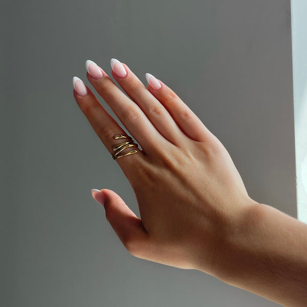 Bague en or pour femme au design élégant en triple spirale - pièce contemporaine pour les dames