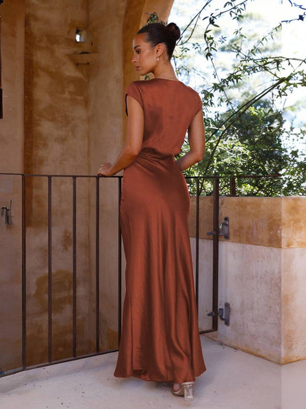 Glamoureuse robe en satin - robe de soirée à décolleté en v pour les occasions spéciales