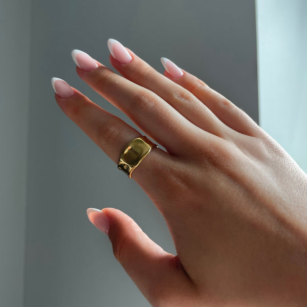 Bague ouverte pour femmes au design doré sophistiqué - accessoire contemporain léger pour ladies