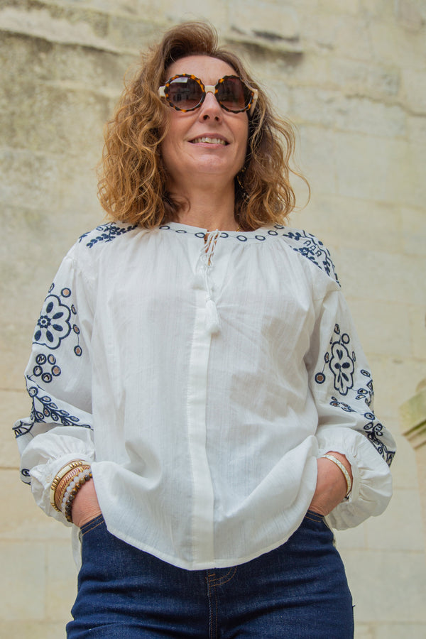 Blouse brodée pour femmes en blanc élégant avec des détails marins - top décontracté chic