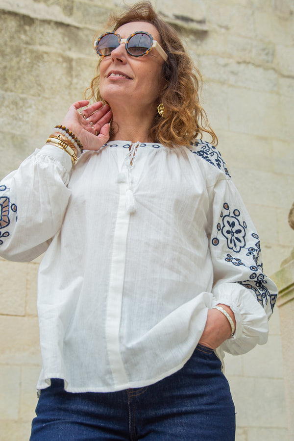Blouse brodée pour femmes en blanc élégant avec des détails marins - top décontracté chic