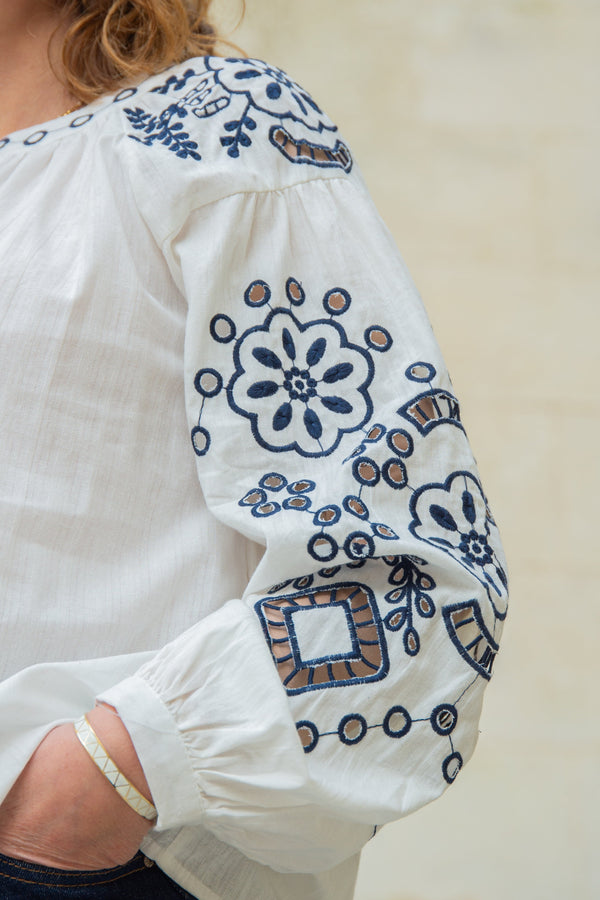 Blouse brodée pour femmes en blanc élégant avec des détails marins - top décontracté chic