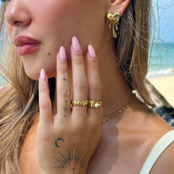 Boucles d'oreilles en or et argent en forme de cœur gouttant - accessoires contemporains et hypoallergéniques pour femmes