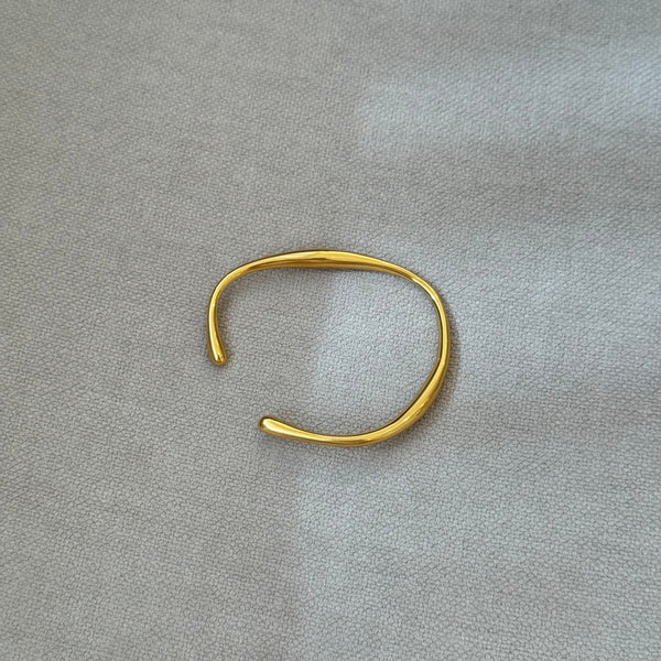 Bracelet jonc doré pour femmes - un accessoire raffiné pour vos soirées