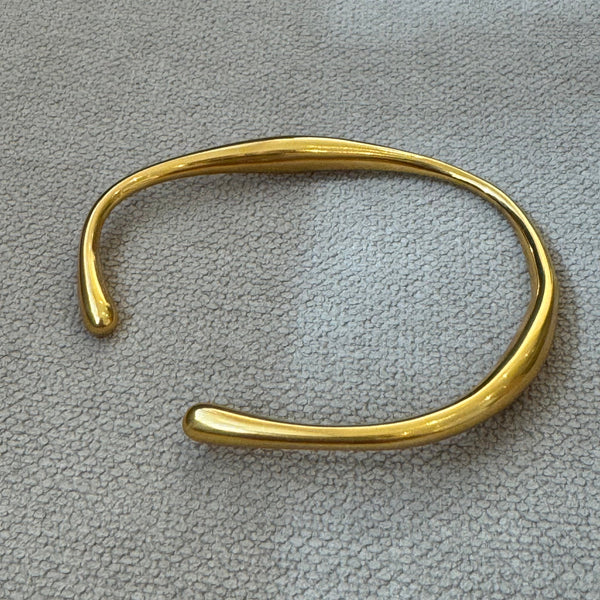 Bracelet jonc doré pour femmes - un accessoire raffiné pour vos soirées