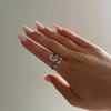 Bague en argent pour femmes au design artistique - accessoire sculptural moderne pour toutes les occasions