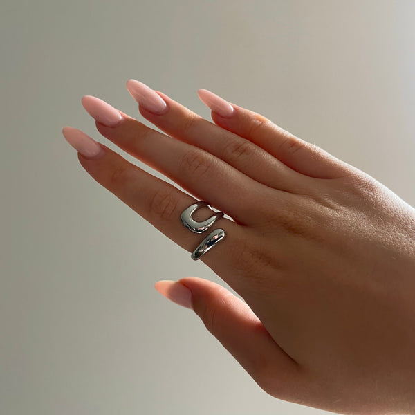 Bague en argent pour femmes au design artistique - accessoire sculptural moderne pour toutes les occasions