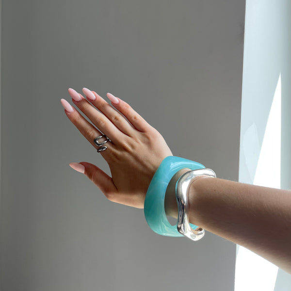 Bague en argent pour femmes au design artistique - accessoire sculptural moderne pour toutes les occasions