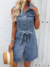 Robe chemise en denim bleu - robe sans manches avec ceinture pour un style sans effort