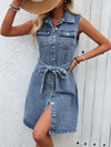 Robe chemise en denim bleu - robe sans manches avec ceinture pour un style sans effort