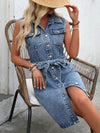 Robe chemise en denim bleu - robe sans manches avec ceinture pour un style sans effort