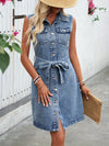 Robe chemise en denim bleu - robe sans manches avec ceinture pour un style sans effort
