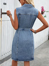 Robe chemise en denim bleu - robe sans manches avec ceinture pour un style sans effort
