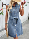 Robe chemise en denim bleu - robe sans manches avec ceinture pour un style sans effort