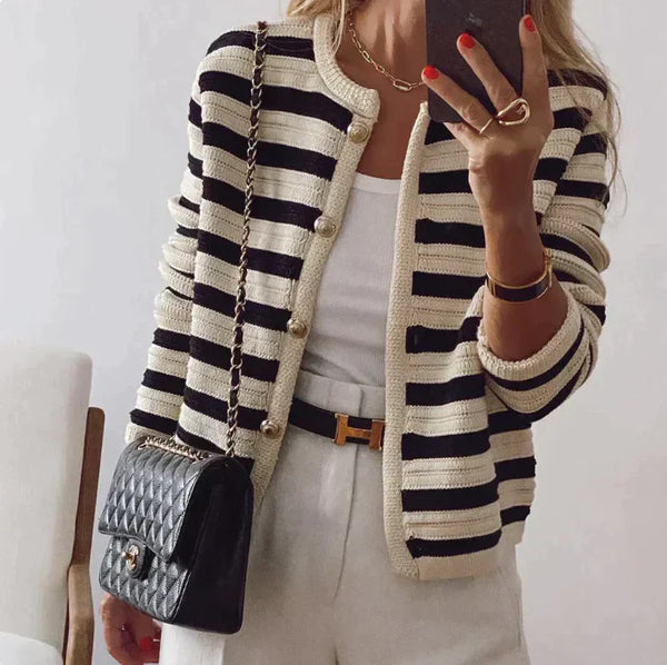 Cardigan rayé féminin avec fermeture à boutons - élégant gilet en tricot noir et blanc