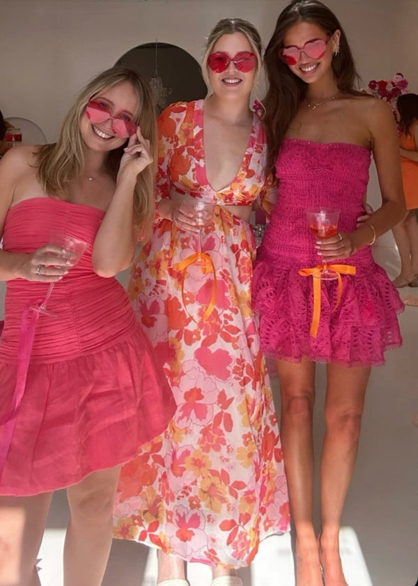 Robe décontractée pour femmes - rose smockée avec ourlet à volants pour les sorties estivales - élégante et facile à porter