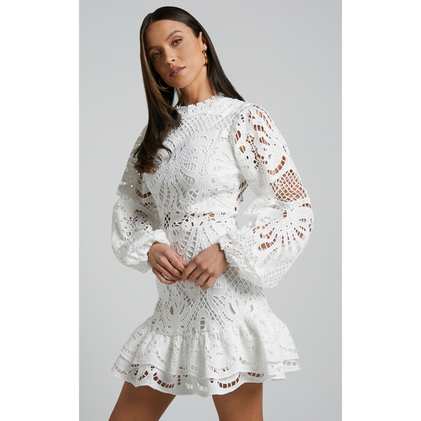 Robe mini en dentelle pour femmes - style élégant à manches longues pour événements spéciaux