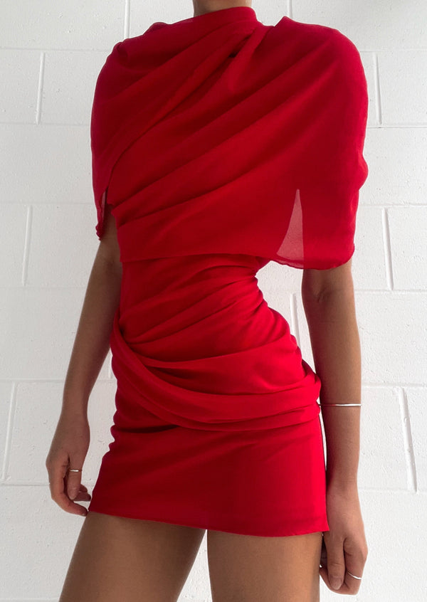 Robe de soirée femme - robe cocktail rouge chic et froncée pour vos événements - design élégant à manches courtes