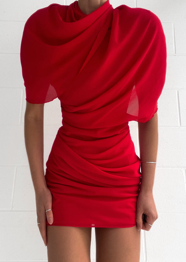 Robe de soirée femme - robe cocktail rouge chic et froncée pour vos événements - design élégant à manches courtes