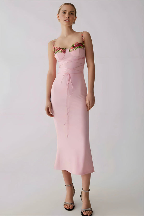 Robe de soirée femme - robe sans manches en rose clair avec embellissements floraux