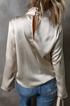Blouse satin femme élégante beige à manches longues - top drapé chic pour un style polyvalent