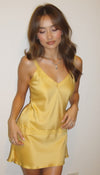 Robe mini en satin pour femme - élégance décontractée et nuit luxueuse