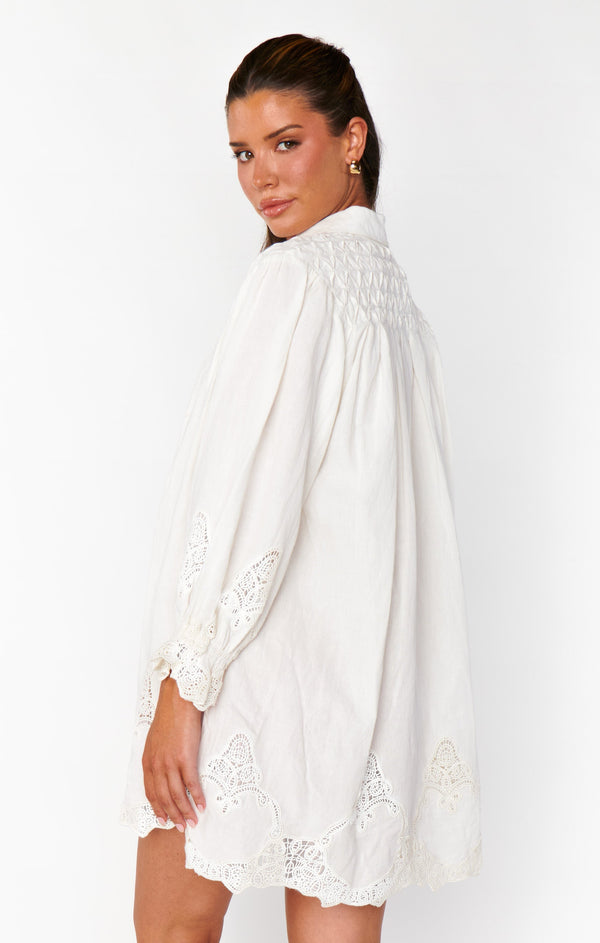 Robe chemise élégante en dentelle blanche brodée - blouse à manches longues pour vos moments décontractés