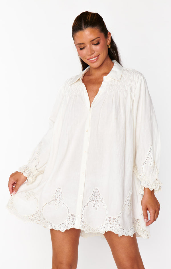 Robe chemise élégante en dentelle blanche brodée - blouse à manches longues pour vos moments décontractés