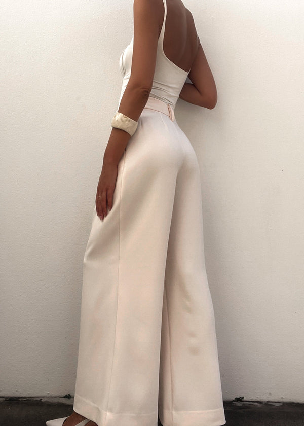 Pantalons large femme élégants en beige pour une tenue formelle - coupe ajustée pour le bureau ou une sortie le soir