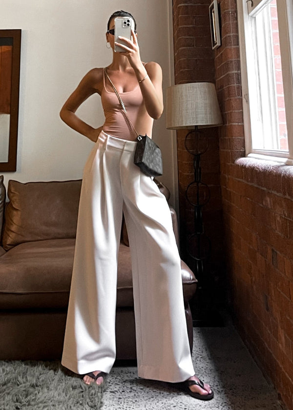 Pantalons large femme élégants en beige pour une tenue formelle - coupe ajustée pour le bureau ou une sortie le soir