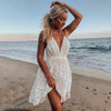 Robe mini blanche en dentelle pour femme avec broderies florales - chic beachwear pour vos réunions estivales