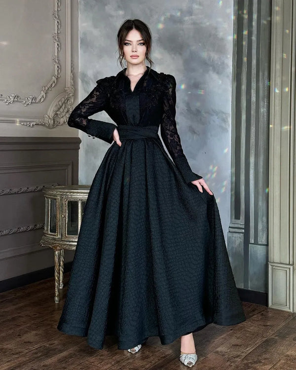 Robe noire en jacquard - design floral élégant avec taille ceinturée