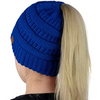 Bonnet en tricot avec ouverture pour chignon - accessoire tendance pour l'hiver