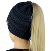 Bonnet en tricot avec ouverture pour chignon - accessoire tendance pour l'hiver