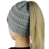Bonnet en tricot avec ouverture pour chignon - accessoire tendance pour l'hiver