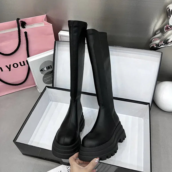Bottes noires élégantes et tendance jusqu'au genou pour femmes - design à plateforme épaisse
