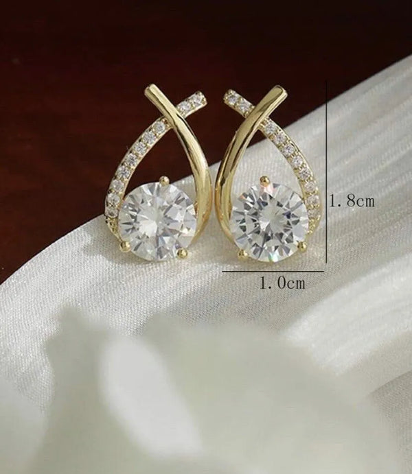 Boucles d'oreilles élégantes en or avec cristaux étincelants