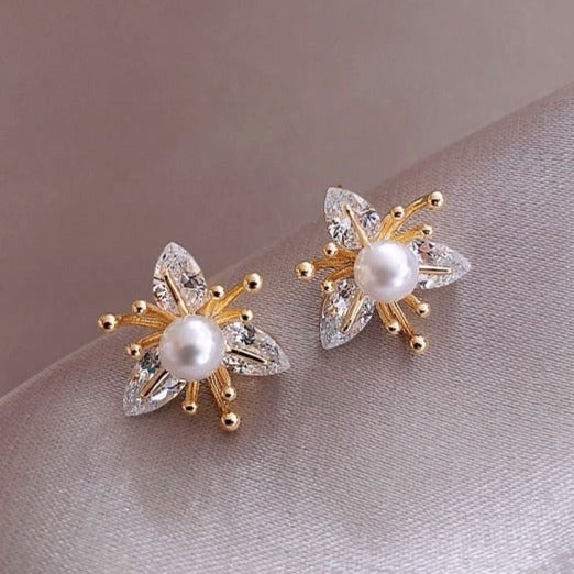 Boucles d'oreilles florales en perles - charmants studs en cristal doré pour femmes