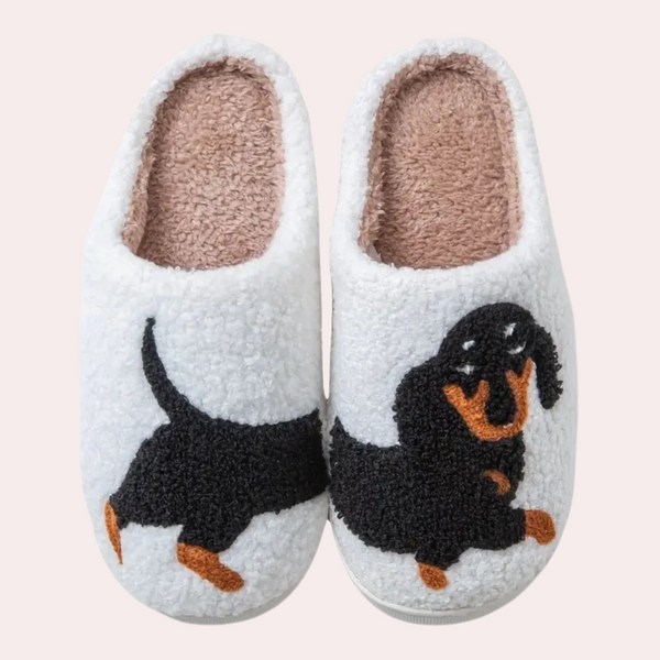 Chaussons blancs pour femmes - design dachshund en douceur pour la maison