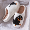 Chaussons blancs pour femmes - design dachshund en douceur pour la maison