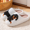 Chaussons blancs pour femmes - design dachshund en douceur pour la maison